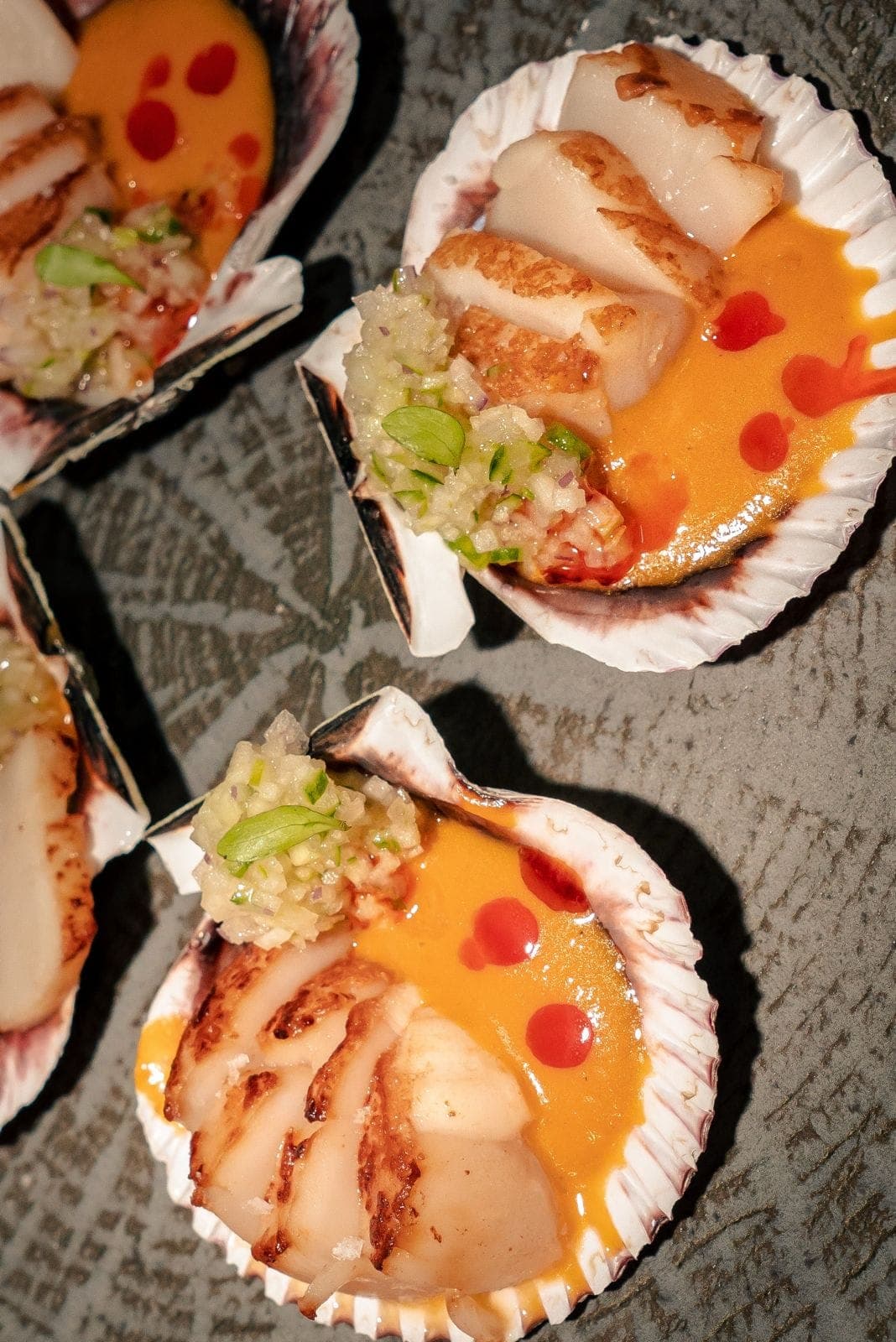 Seared scallop in its shell, with tropical salsa and picada